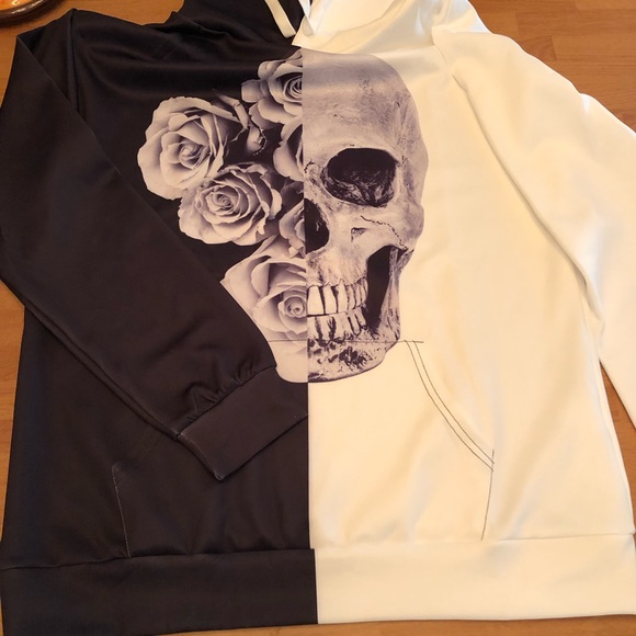 🚫SOLD🚫 Black & white skull & roses hoodie top - Picture 3 of 6